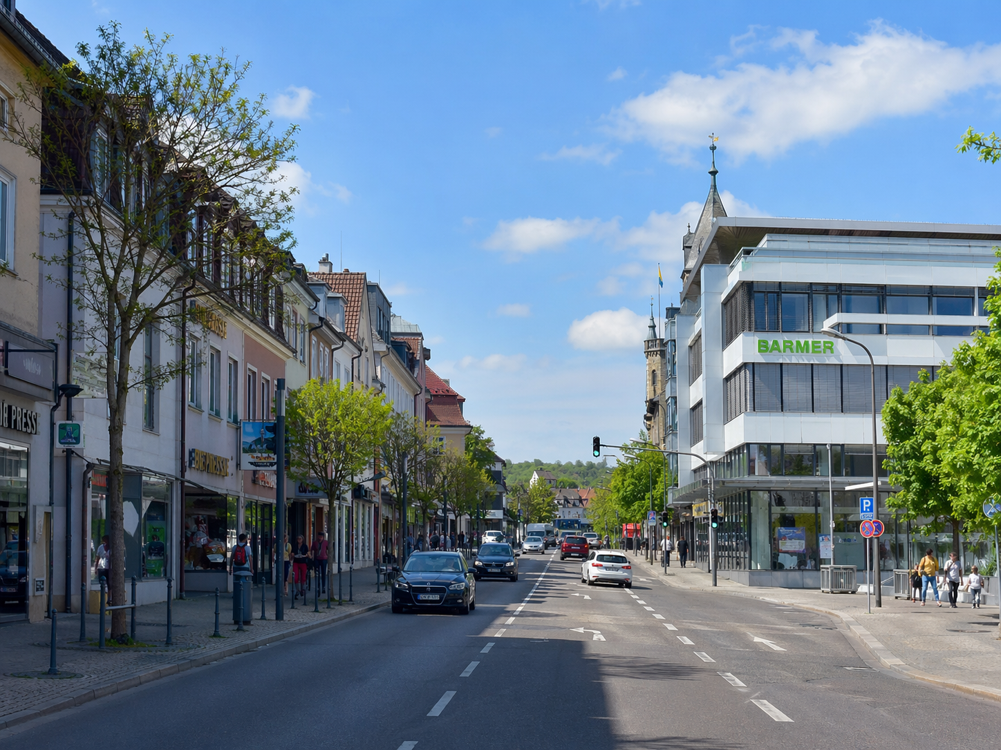 Kfz-Gutachter in Leonberg bei der Einschätzung eines Unfallschadens