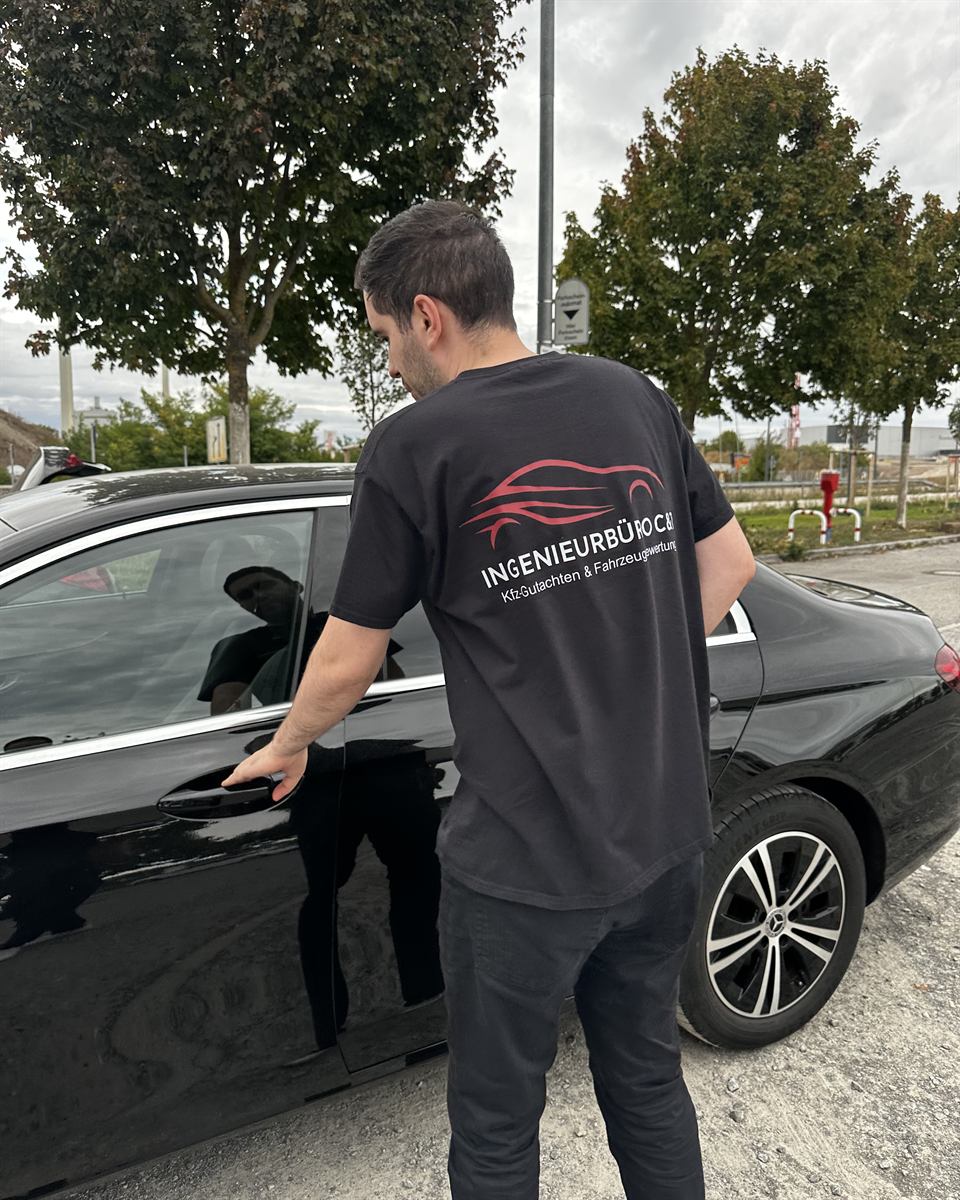 Kfz-Sachverständiger vom Ingenieurbüro C&T an einem Fahrzeug – Kfz-Sachverständiger in Ludwigsburg