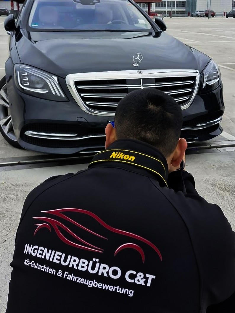 Kfz-Gutachter bei der professionellen Begutachtung eines Fahrzeugs in Holzgerlingen
