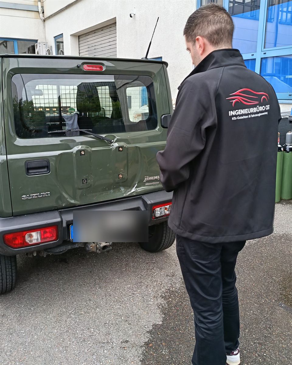 Kfz-Sachverständiger vom Ingenieurbüro C&T bei der Begutachtung eines Fahrzeugs – mobiler Einsatz für Plochingen