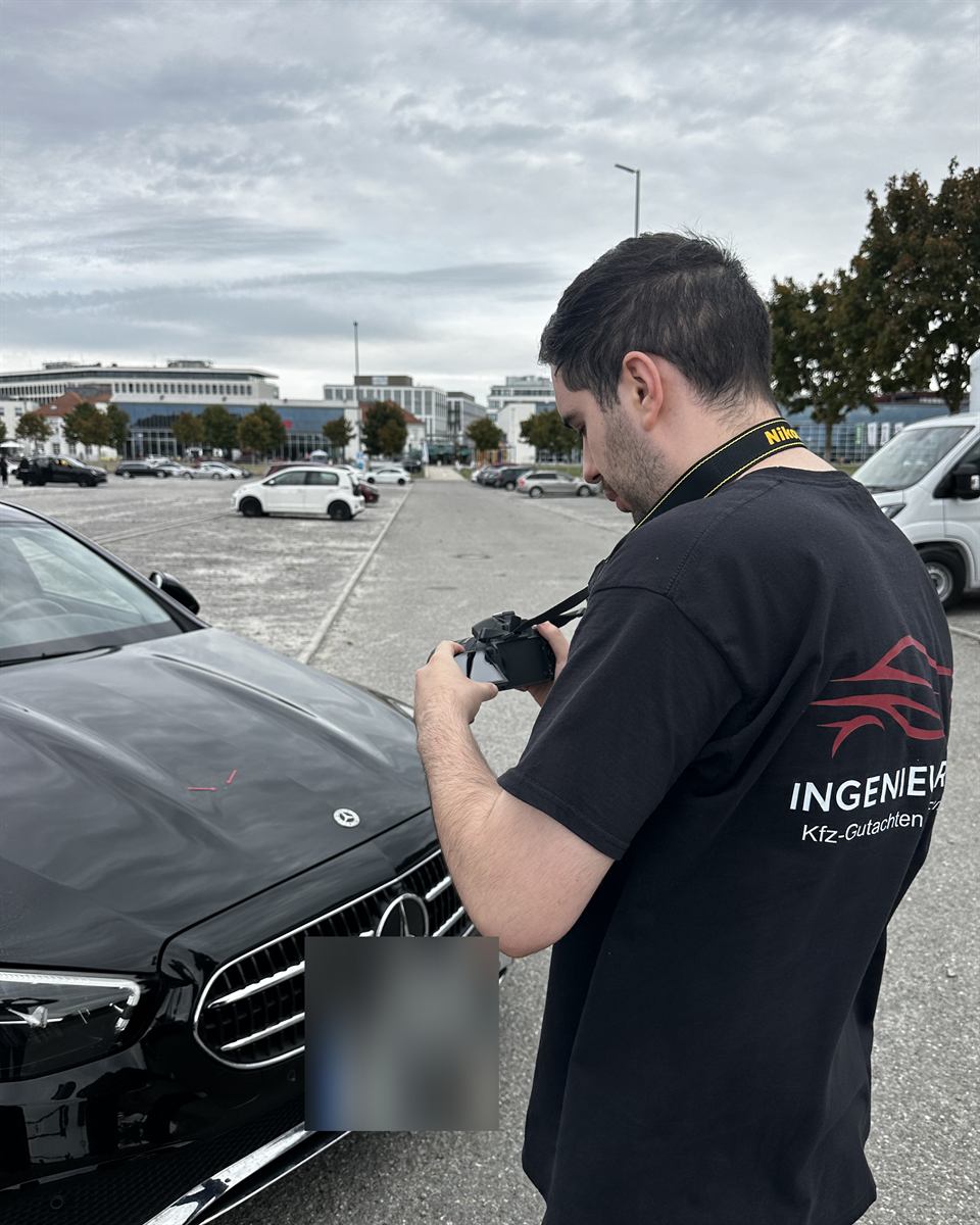 Kfz-Sachverständiger vom Ingenieurbüro C&T bei der Begutachtung eines Fahrzeugs – mobiler Einsatz für Gärtringen