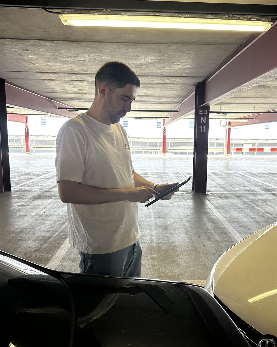Kfz-Sachverständiger vom Ingenieurbüro C&T bei der Begutachtung eines Fahrzeugs – mobiler Einsatz für Altdorf