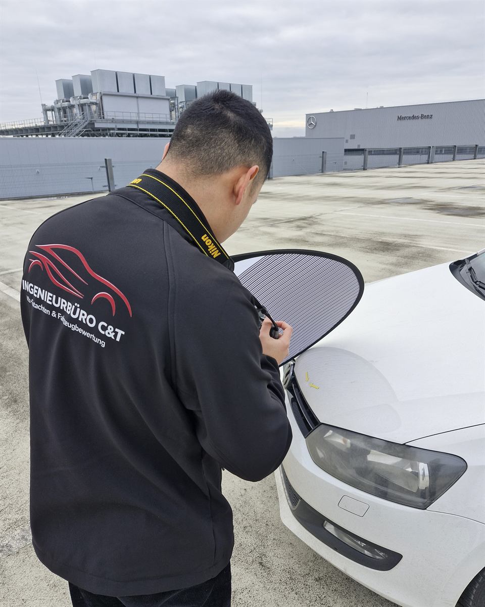Kfz-Sachverständiger vom Ingenieurbüro C&T bei der Begutachtung eines Fahrzeugs – mobiler Einsatz für Filderstadt